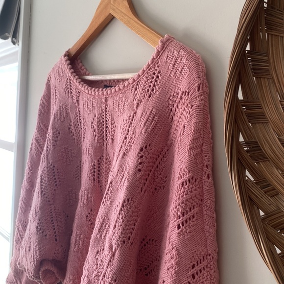 Vintage cropped scalloped crochet loose sweater. Relaxed slouchy size medium pin - Picture 6 of 9